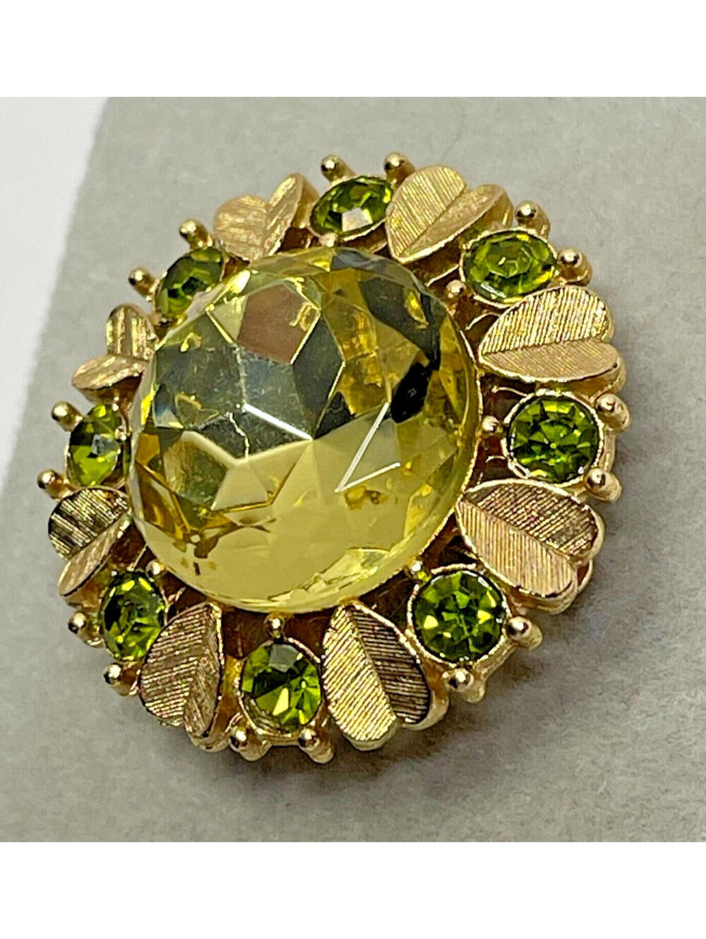 Avon Yellow & Emerald Green Stones Gold Tone Hearts Rhinestones Vintage 1.25" - Picture 6 of 7